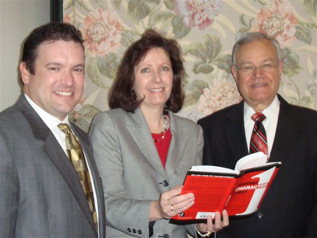 Tom_Hill_with_David_Myrna.JPG Tom_Hill_with_David_Myrna.JPG